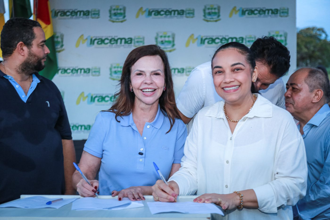 Professora Dorinha assinando documento em Miracema do Tocantins